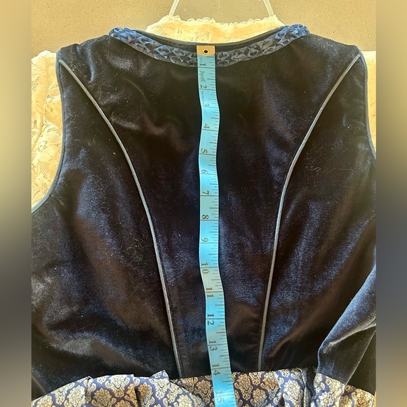 Elegant Blue Velvet Dirndl Dress with Lace Blouse - Picture 6 of 14